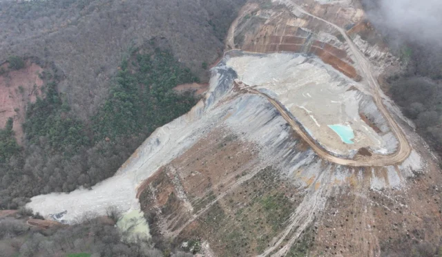 Millet Partisi Bursa İl Başkanı Hüsamettin Akyıldız, Yenişehir'deki maden atık havuzu felaketi ve çevre denetimi ihmallerine dair açıklama yaparken.