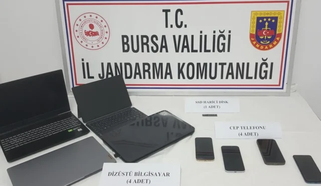Bursa'da siber suç operasyonu kapsamında el konulan para ve bilgisayarlar