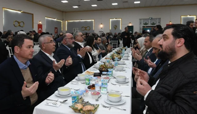 Osmangazi Belediye Başkanı Erkan Aydın Emek Mahallesi sakinleriyle iftar yemeğinde buluştu