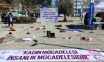 Gemlik'te 8 Mart Dünya Emekçi Kadınlar Günü etkinliğinde kadınların eşitlik ve hak mücadelesine destek veren kalabalık.