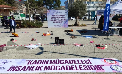 Gemlik'te 8 Mart Dünya Emekçi Kadınlar Günü etkinliğinde kadınların eşitlik ve hak mücadelesine destek veren kalabalık.
