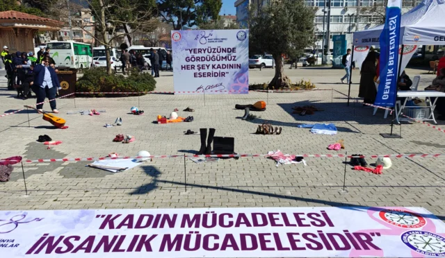 Gemlik'te 8 Mart Dünya Emekçi Kadınlar Günü etkinliğinde kadınların eşitlik ve hak mücadelesine destek veren kalabalık.