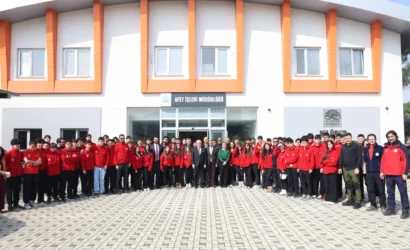 Nilüfer Belediyesi Deprem Simülasyon Merkezi'nde afet bilinci eğitimi alan öğrenciler