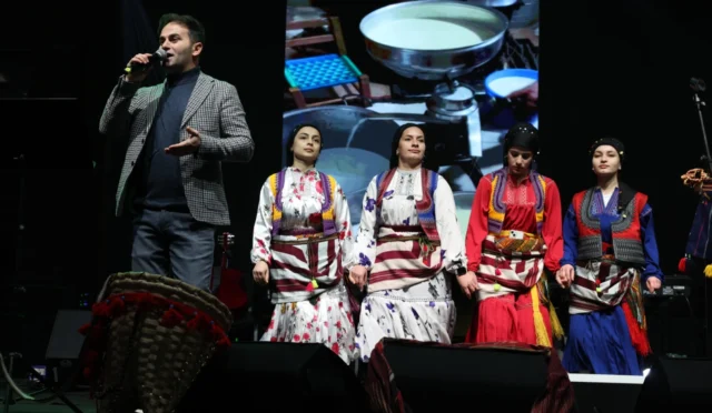 Bursa Nilüfer Ramazan Sokağı'nda Karadeniz kültürünün sergilendiği horon etkinliği