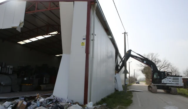 Bursa Nilüfer'de tarım arazisi üzerine kaçak olarak inşa edilen depo yıkıldı.