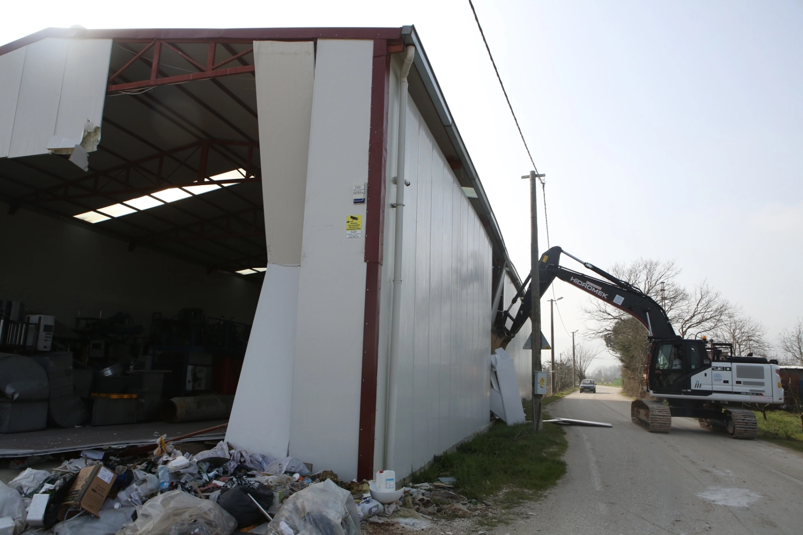 Bursa Nilüfer’de Tarım Arazisine Yapılan Kaçak Depo Yıkıldı