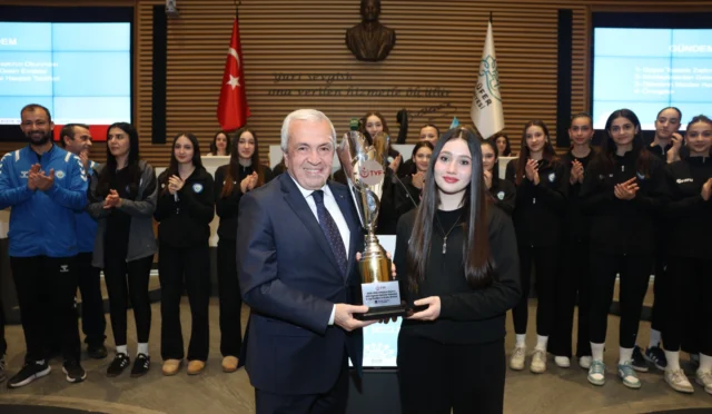Nilüfer Belediyespor Kadın Voleybol Takımı sporcuları kupayla birlikte