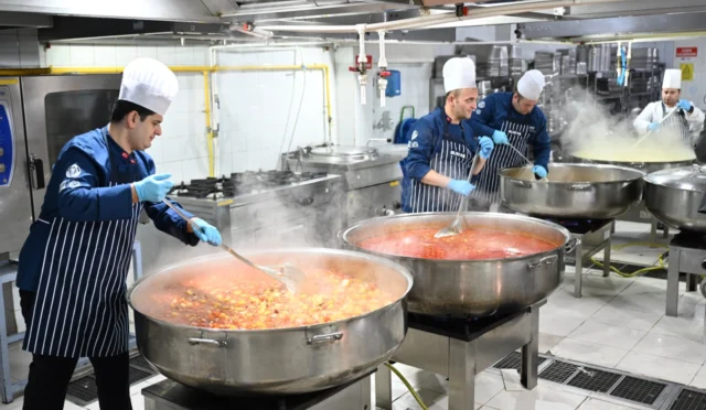 Bursa Büyükşehir Belediyesi'nin Ramazan ayı boyunca ihtiyaç sahiplerine dağıttığı iftar yemekleri ve tatlılar