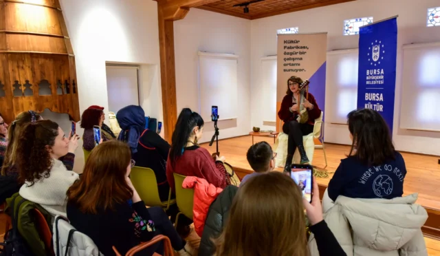 Bursa'da Ramazan ayı boyunca düzenlenen 'Mahya İpi Bursa'nın Işık Düğümleri' etkinliğinde anlatıcı Beyza Akyüz hikayeler anlatıyor.