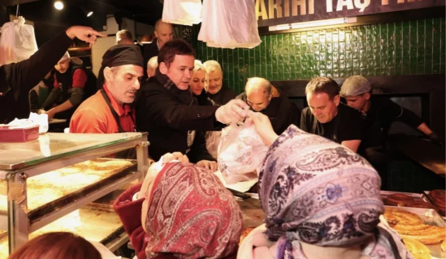 Osmangazi Belediye Başkanı Erkan Aydın'ın Abdal Meydanı'nda vatandaşlarla sahur programı