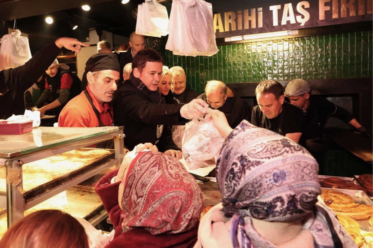 Osmangazi Belediye Başkanı Erkan Aydın, Tarihi Abdal Meydanı’nda Vatandaşlarla Sahur Sofrasında Buluştu