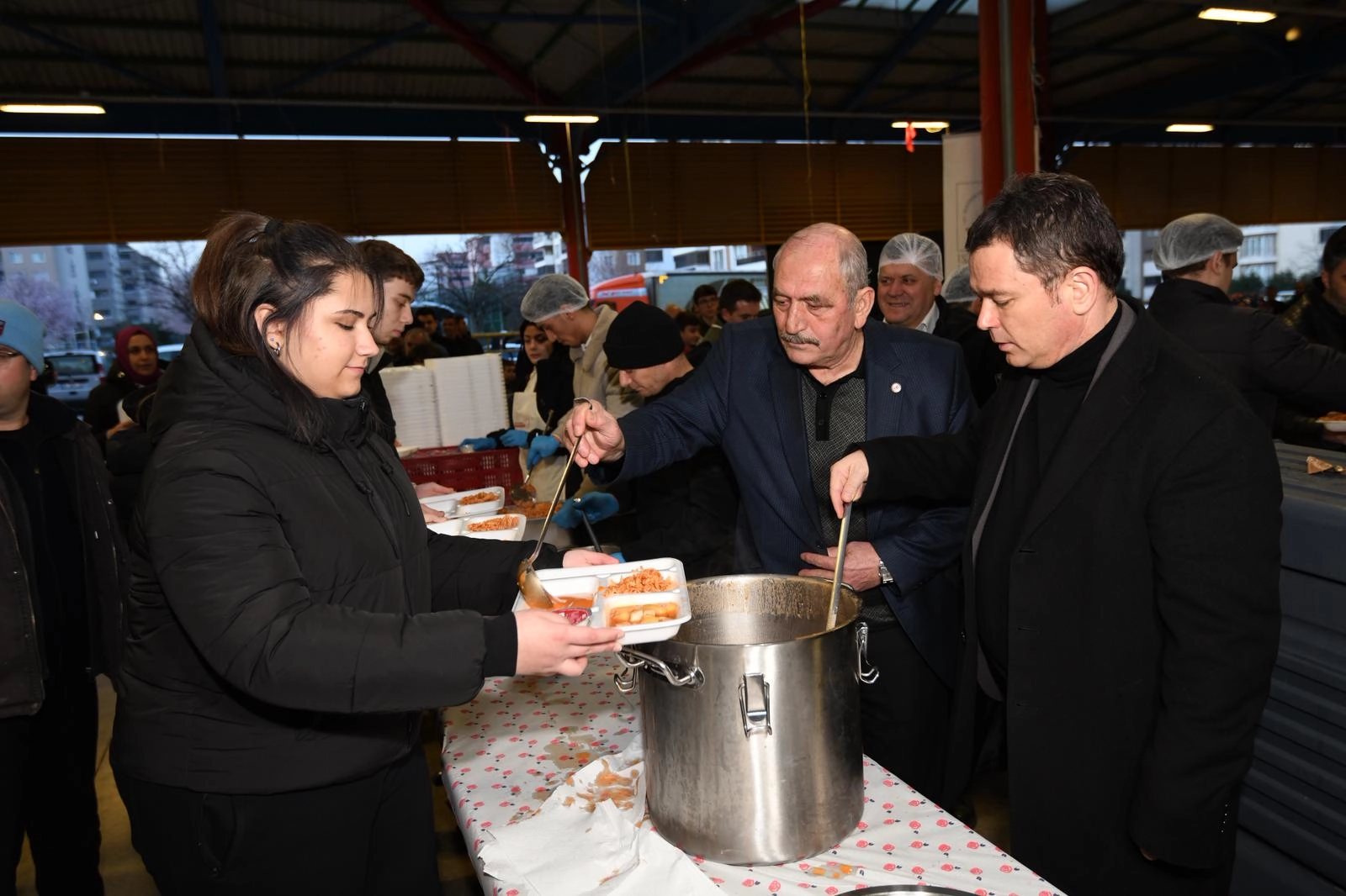 Bursa Osmangazi’de Gönül Sofrası Hamitler’de Kuruldu: Vatandaşlar Birlik ve Beraberlik İçinde İftar Yaptı