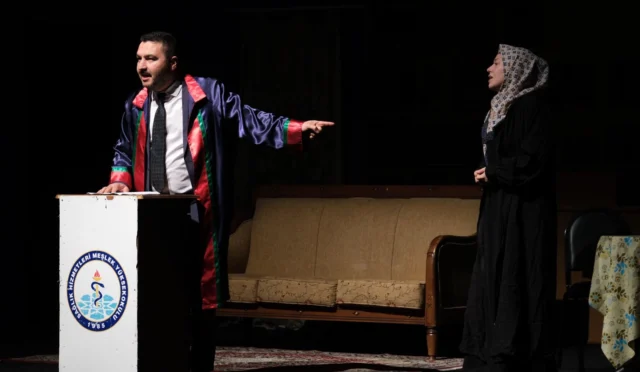 Bursa Yıldırım'da sahnelenen 'Karanlıkta Açan Çiçekler' oyunu ile 28 Şubat süreci anlatıldı.