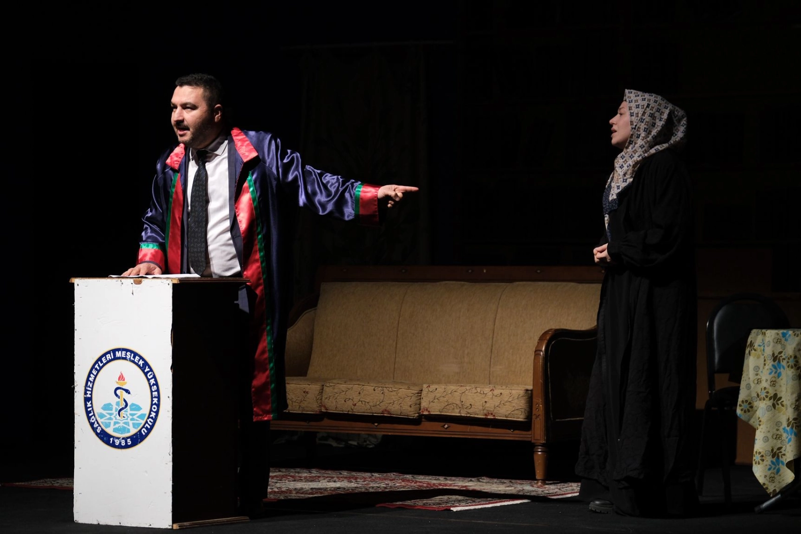 Bursa Yıldırım’da 28 Şubat Süreci Sahnelendi: Karanlıkta Açan Çiçekler Oyunuyla Tarihe Işık Tutuldu