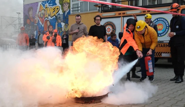 Bursa Yıldırım'da öğrencilere yönelik düzenlenen deprem ve afet tatbikatından bir kesit