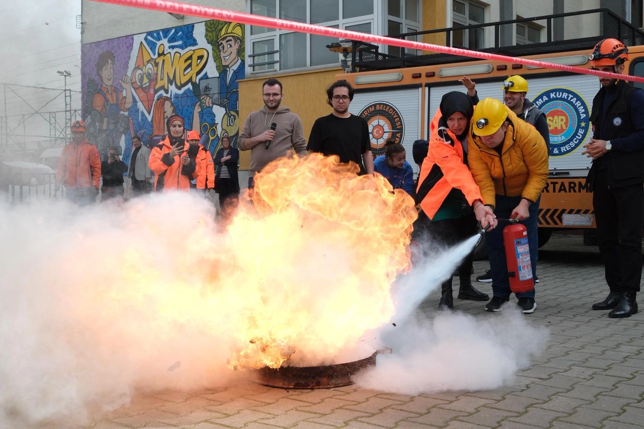 Bursa Yıldırım’da Öğrencilere Nefes Kesen Deprem Tatbikatı: Bilinçlenme ve Hazırlık Vurgusu