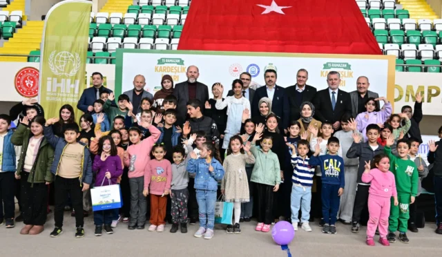 Bursa Yıldırım Belediyesi'nin yetim çocuklar ve aileleri için düzenlediği iftar programından bir görüntü