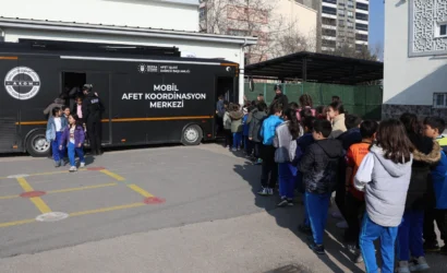 Bursa Büyükşehir Belediyesi tarafından minik öğrencilere verilen afet bilinci eğitimi