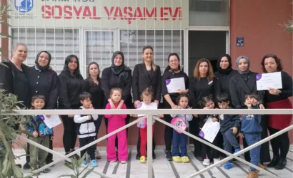 Çanakkale'de Anne Destek Programı'na katılan anneler ve çocukları sertifika alırken