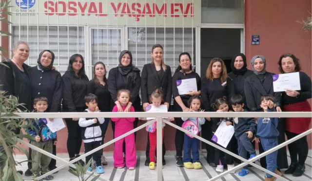 Çanakkale'de Anne Destek Programı'na katılan anneler ve çocukları sertifika alırken