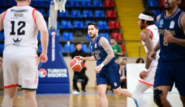 Çayırova Belediyesi basketbol takımı oyuncuları maç sonrası sevinç anı