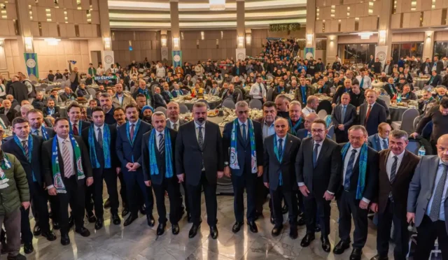 Çaykur Rizespor'un Rize'de düzenlediği iftar programında yöneticiler ve halk bir arada