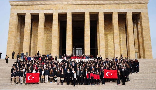 ÇEK ailesi, Tevhîd-i Tedrîsât Kanunu'nun 102. yıl dönümü anısına Anıtkabir'i ziyaret etti.