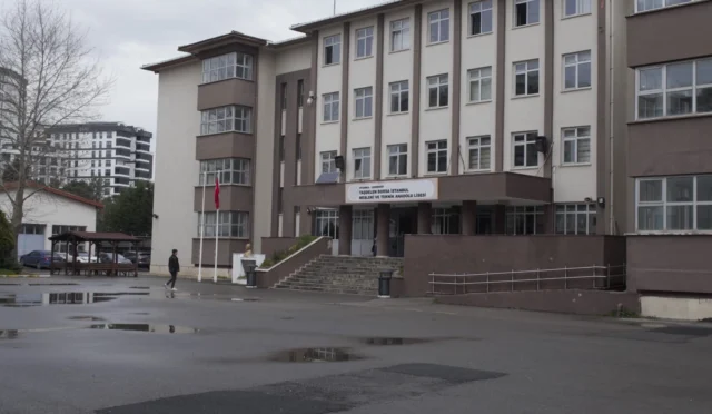 Çekmeköy'de bir lisede bıçaklı saldırı sonucu yaralananların olduğu olay yeri