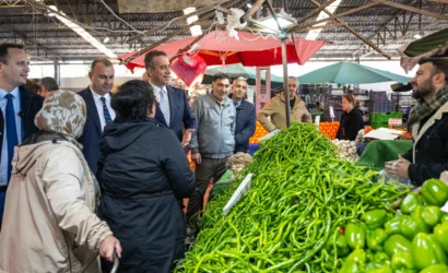 CHP Grup Başkan Vekili Ali Mahir Başarır, Bornova'da esnaf ve vatandaşlarla buluştu, ekonomik krize dikkat çekti.