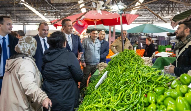 CHP Grup Başkan Vekili Ali Mahir Başarır, Bornova'da esnaf ve vatandaşlarla buluştu, ekonomik krize dikkat çekti.