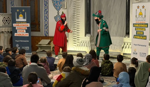 Gölcük'te düzenlenen Ramazan etkinliklerinde çocuklar Karagöz ve Hacivat gösterisini izliyor.