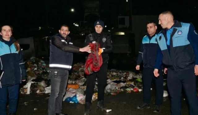 Esenyurt'ta çöpe atılan altınlar, belediye ekiplerinin titiz çalışmasıyla bulundu