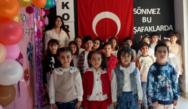 Çukurova'da minik öğrenciler İstiklal Marşı'nı okurken çekilmiş duygusal bir fotoğraf