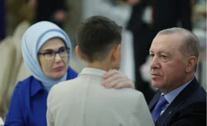 Cumhurbaşkanı Erdoğan ve eşi Emine Erdoğan, Vahdettin Köşkü'nde çocuklarla iftar programında bir araya geldi.