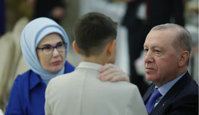Cumhurbaşkanı Erdoğan ve eşi Emine Erdoğan, Vahdettin Köşkü'nde çocuklarla iftar programında bir araya geldi.