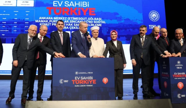Cumhurbaşkanı Erdoğan, Ev Sahibi Türkiye projesi kura çekim töreninde konuşma yapıyor.