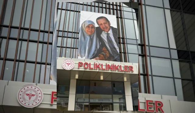 Cumhurbaşkanı Erdoğan ve annesi Tenzile Erdoğan'ın hastane binasına asılan fotoğrafı