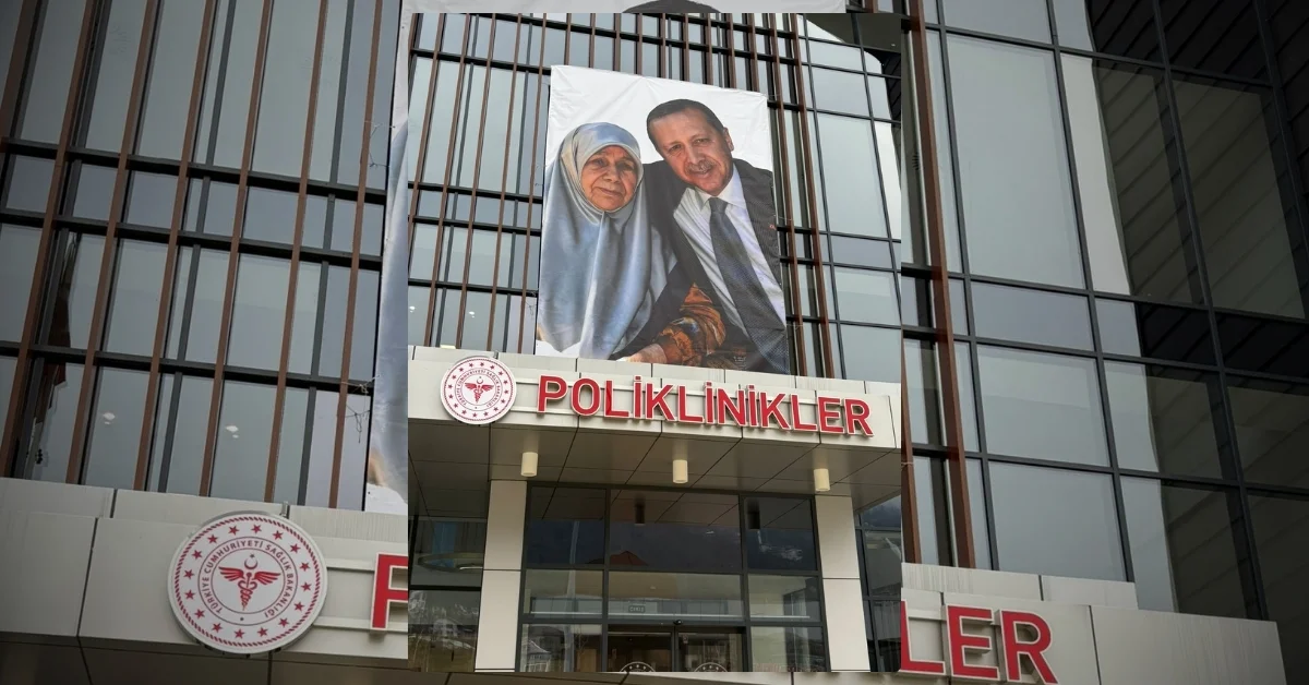 Cumhurbaşkanı Erdoğan’a Duygusal Jest: Vefat Eden Annesiyle Çekilmiş Özel Fotoğrafı Hastane Binasına Asıldı