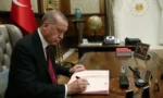 Cumhurbaşkanı Recep Tayyip Erdoğan'ın atama kararlarını imzaladığı anı temsil eden görsel.