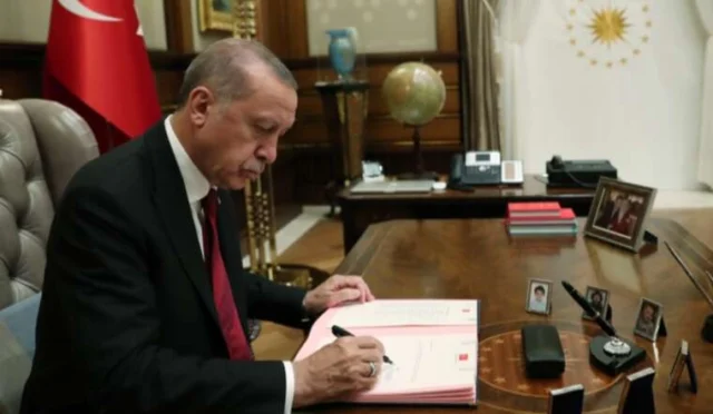 Cumhurbaşkanı Recep Tayyip Erdoğan'ın atama kararlarını imzaladığı anı temsil eden görsel.