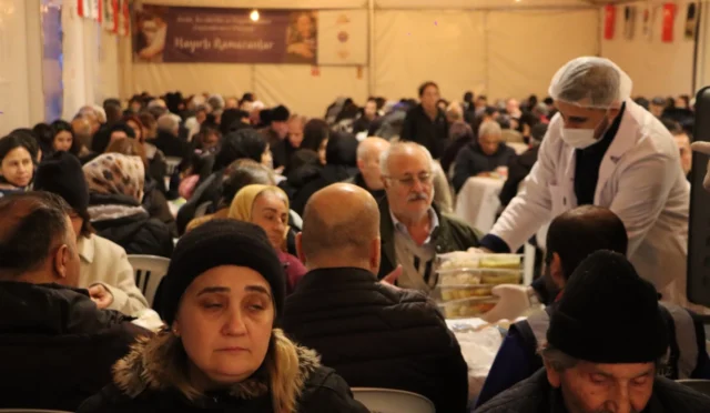 Maltepe Cumhuriyet Meydanı'nda kurulan Ramazan dayanışma sofrası