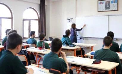 Okul bahçesinde öğrencilerin ders zilini beklediği an