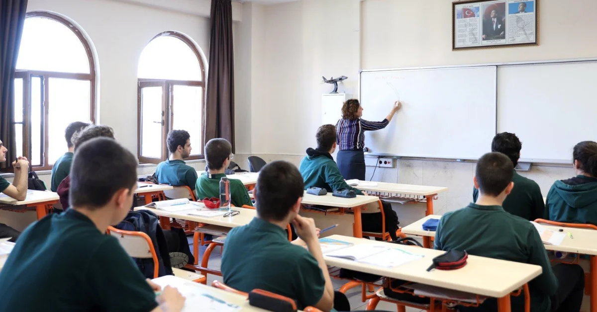 Okullar Açıldı: 18 Milyon Öğrenci Ders Başı Yapıyor, Sınav Maratonu Başlıyor