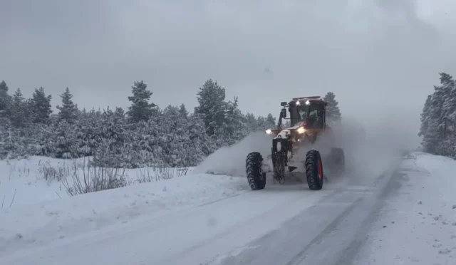 Doğu Anadolu bölgesinde kar yağışı nedeniyle kapanan yollar ve devam eden karla mücadele çalışmaları.
