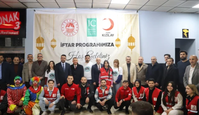 Doğubayazıt'ta Dünya Yetimler Günü kapsamında düzenlenen iftar programında Kaymakam Murat Ekinci ve vatandaşlar bir arada