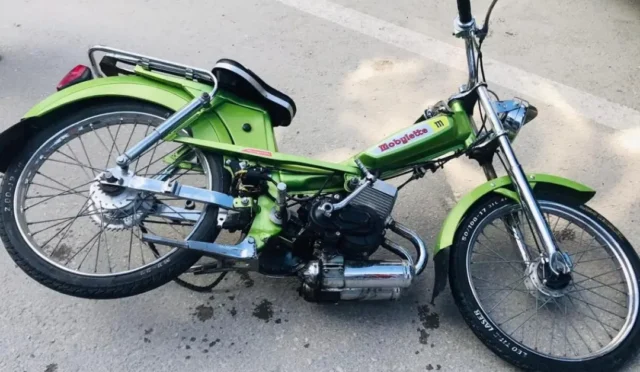 Afyonkarahisar'da ehliyetsiz ve plakasız motosiklet sürücüsüne polis tarafından kesilen yüksek miktarda para cezasını gösteren görsel.