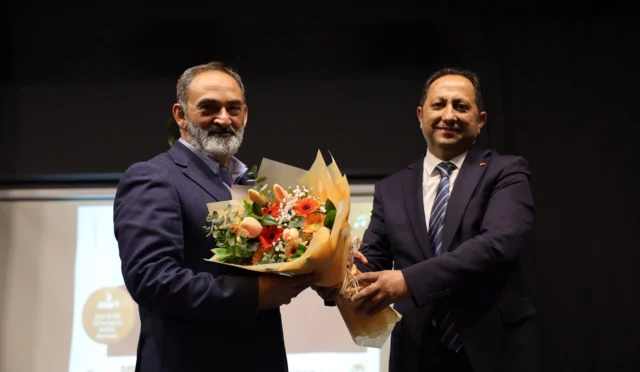 Dursun Ali Erzincanlı Sakarya'da şiir dinletisi yaparken