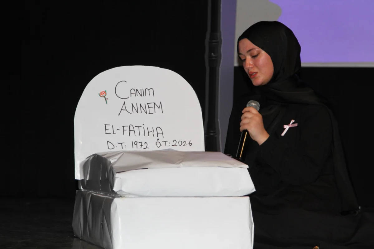 Edebiyat Gecesi Gözyaşlarına Boğdu: “Sol Yanım Acıyor Anne” Performansı ve Toplumsal Mesajlar Damga Vurdu