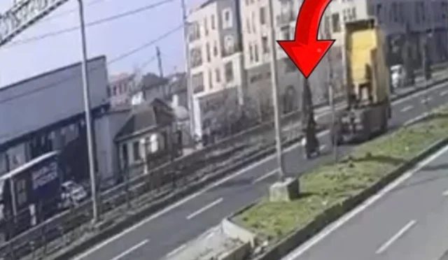 Düzce'de motosikletin tıra arkadan çarpması sonucu meydana gelen kazada yaralanan sürücüye müdahale edilmesi