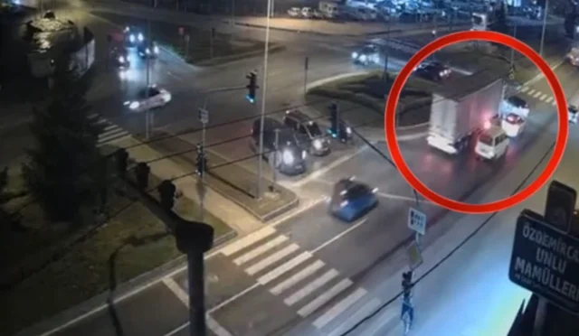 Düzce'de otomobil ile tırın karıştığı trafik kazası sonrası yaralı sürücünün hastaneye kaldırılması